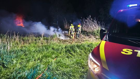 Pracowita majówka strażaków. Gasili pożar w Brzeźcach. ZDJĘCIA