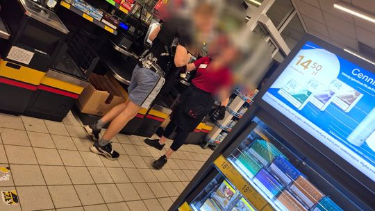 Pracownica Biedronki bardzo sprawnie poradziła sobie ze sklepowym złodziejem