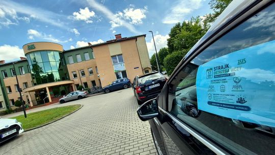 Pracownicy ZUS protestowali także w Kędzierzynie-Koźlu. Dwugodzinny strajk ostrzegawczy. ZDJĘCIA