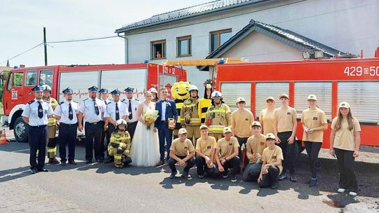 Prezes OSP Gościęcin w wyjątkowej roli. Strażacy przygotowali mu bramę weselną. ZDJĘCIA