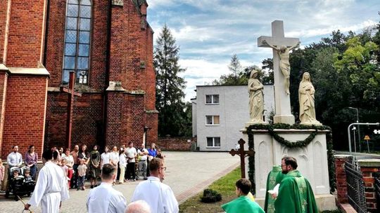 Proboszcz sławięcickiej parafii poświęcił odrestaurowany krzyż z 1871 r. ZDJĘCIA