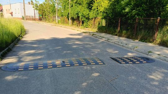 Progi spowalniają, ale nie wszystkich. Szkoda do naprawy