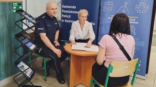 Promocja zawodu policjanta w powiatowym urzędzie pracy. Nabór do policji cały czas trwa