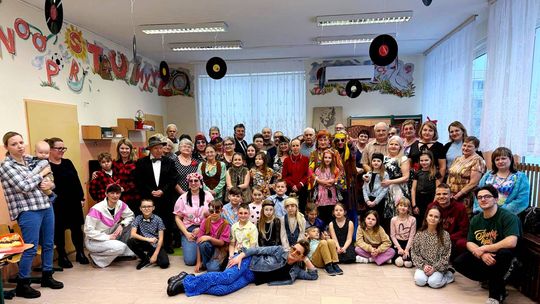 „Prywatka dla Babci i Dziadka”, czyli podróż do lat sześćdziesiątych. ZDJĘCIA