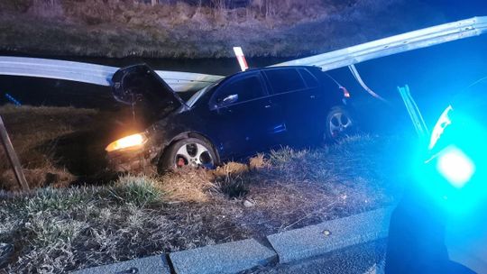 Przebił barierę i zawisł nad rzeką. Kierowca był pijany