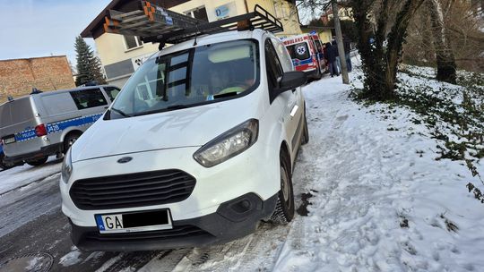 Przechodnie zauważyli nieprzytomnego mężczyznę w samochodzie i wezwali pomoc Przechodnie zauważyli nieprzytomnego mężczyznę w samochodzie i wezwali pomoc