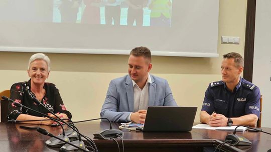 Przedstawiono statystyki tablic wskazujących prędkość w rejonie szkół