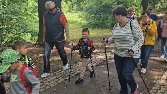 Przedszkolaki i dziadkowie na jednym szlaku