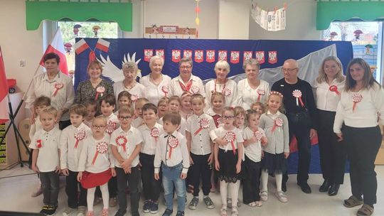 Przedszkolaki i seniorzy razem w akcji „Szkoła do hymnu”