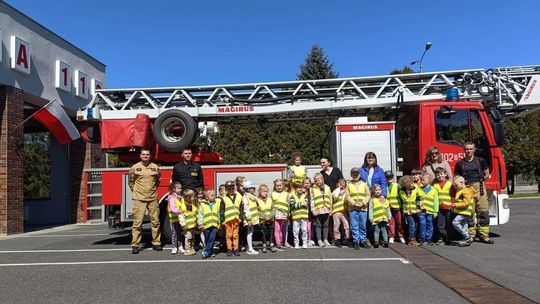 Przedszkolaki odwiedziły strażaków w dniu ich święta