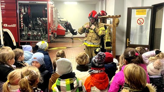 Przedszkolaki u strażaków. Maluchy dowiedziały się, jak wygląda codzienna służba druhów