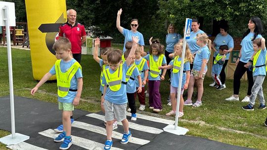 Przedszkolaki uczyły się zasad ruchu drogowego i wypoczynku nad wodą. ZDJĘCIA