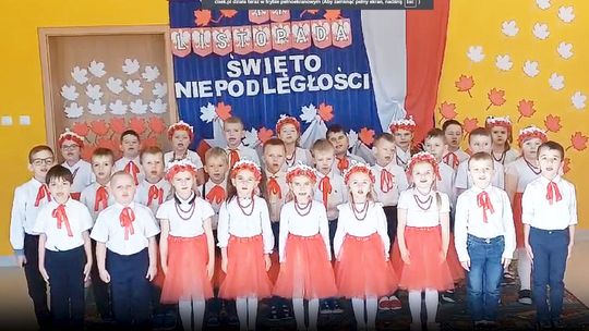 Przedszkolaki z Ciska z entuzjazmem zaśpiewały Mazurka Dąbrowskiego. WIDEO