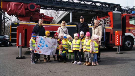 Przedszkolaki z wizytą u strażaków