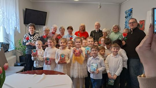 Przedszkolaki z "Piątki" z wizytą w DDP "Pod Brzozą" z okazji Dnia Babci i Dziadka. ZDJĘCIA