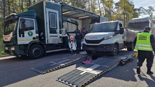 Przeładowany bus w fatalnym stanie technicznym zwrócił uwagę inspektorów