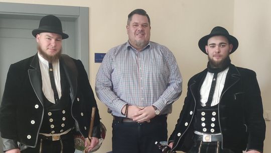 Przemierzają kraje i regiony, by poznać fach, ludzi i ich kulturę