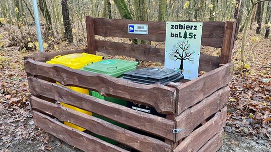 Przy ścieżkach powstaną punkty na śmieci znalezione w lesie