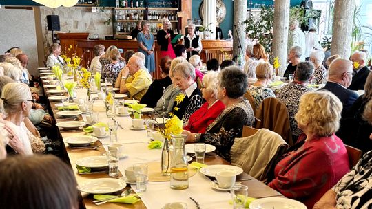 Przy wspólnym stole nie zabrakło rozmów, wspomnień i serdecznych życzeń.