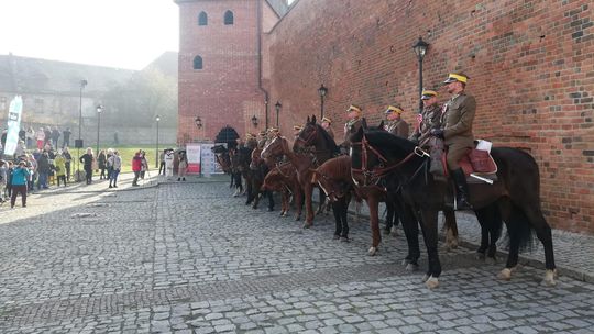 Przybyli ułani pod... muzeum. Defilada ulicami Koźla