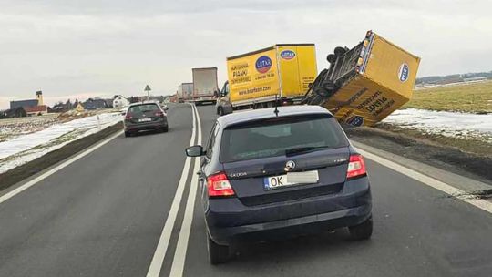 Przyczepa dostawczego samochodu przewrócona przez podmuch wiatru