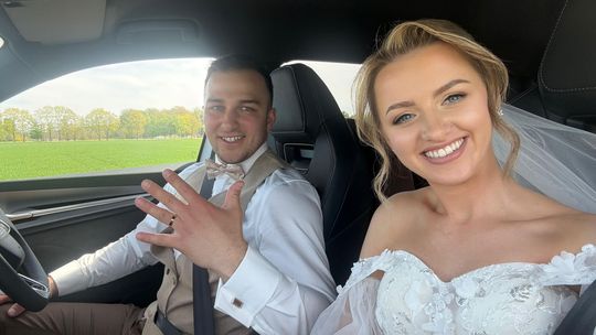 Przygotowali dla młodej pary tradycyjny strażacki szpaler. ZDJĘCIA