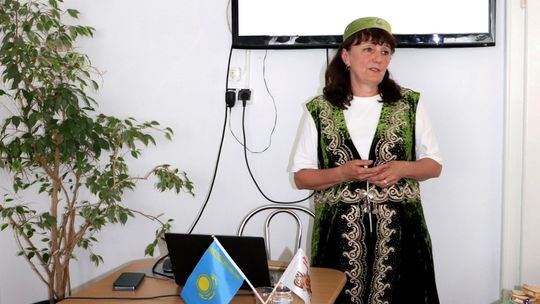 Przyjechała ze wschodu opowiedzieć seniorom o Kazachstanie. ZDJĘCIA