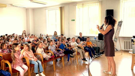 Pszczoły, książki i rój pytań. Niezwykłe spotkanie uczniów z pisarką w bibliotece. ZDJĘCIA