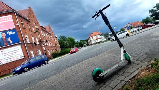 Radny chce, żeby straż miejska egzekwowała prawidłowe parkowanie hulajnóg