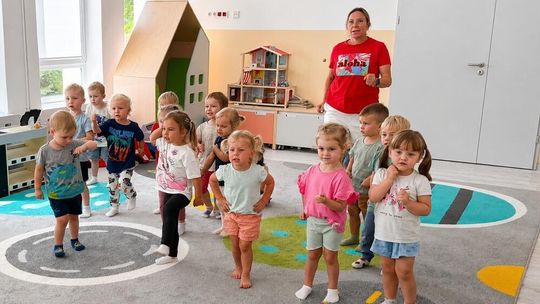 Radosna integracja w żłobku. Maluchy poznawały nową placówkę. ZDJĘCIA