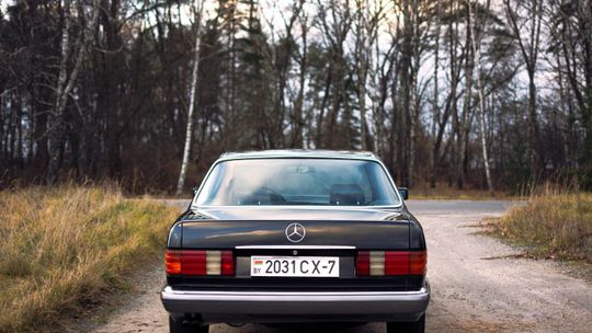 Ramki na tablice rejestracyjne - estetyka i funkcjonalność na co dzień