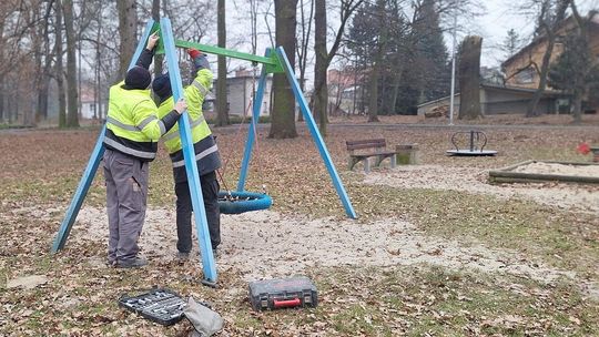 Remont placu zabaw i nowe nasadzenia w kozielskim parku nad Odrą