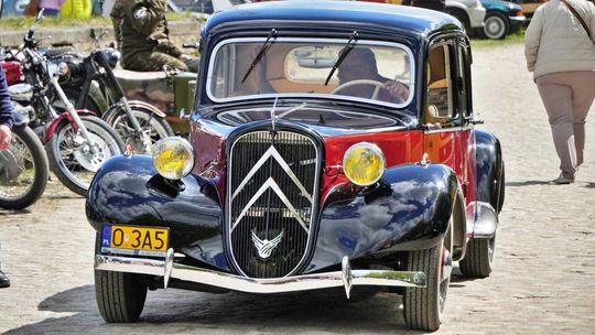 Retro pojazdy w centrum uwagi. Rozpoczęcie sezonu miłośników pojazdów zabytkowych. ZDJĘCIA