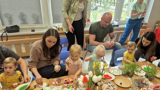Roczne i dwuletnie dzieci wykonywały świąteczne ozdoby. Pomagali rodzice i rodzeństwo. ZDJĘCIA