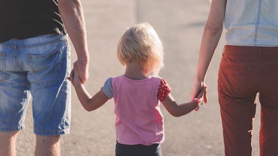 Rodzice mogą otrzymać pieniądze z ZUS jeszcze w lipcu. 300 zł na jedno dziecko