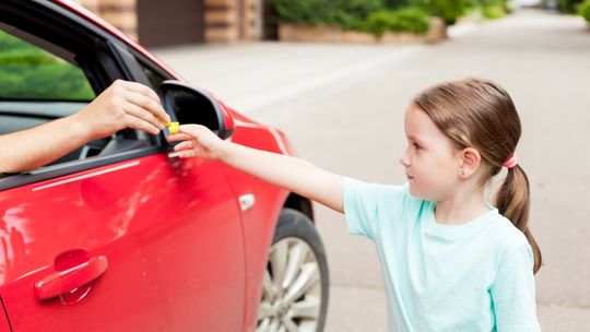 Mężczyzna w czerwonym samochodzie chciał schwytać dwie dziewczynki