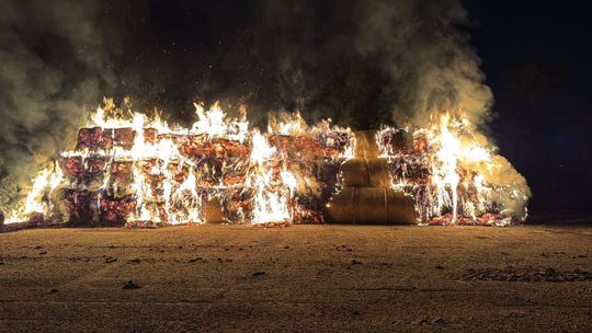Rolnik przygotował na sprzedaż 100 bel słomy. Ktoś mu je podpalił