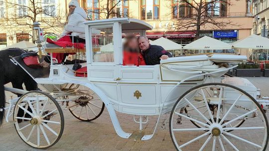 Romans z kuzynką kosztował go majątek. Teraz musi spłacać długi