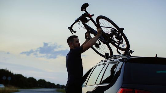 Rower na bagażniku, box na dachu, pełny bagażnik – jak ładunek zmienia zachowanie samochodu?