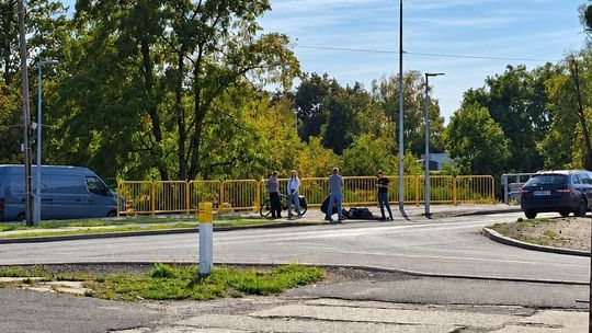 Rowerzysta potrącony na przejeździe w Blachowni. 59-latek trafił do szpitala