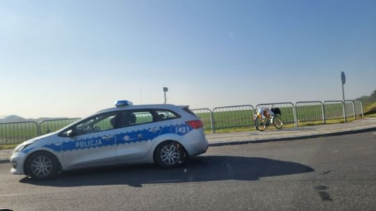 Rowerzysta wjechał na rondo i uderzył w ciężarówkę