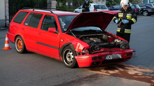 Rozbił dwa samochody i uciekł. Na miejscu wszystkie służby ratunkowe