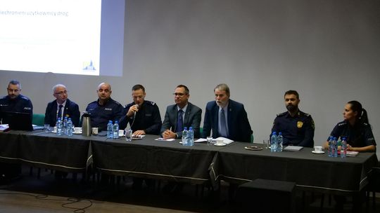 Debata z policjantami na temat bezpieczeństwa