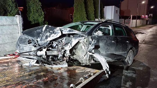 Rozpędzony passat uderzył w betonowe ogrodzenie na ulicy Grunwaldzkiej