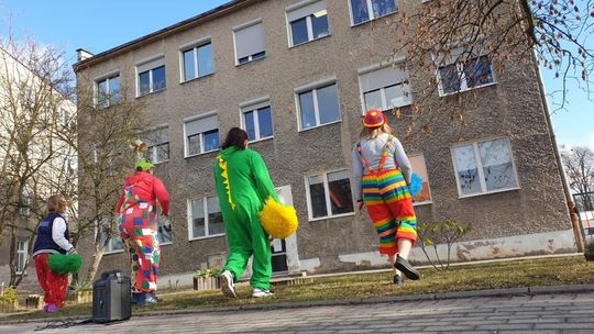 Roztańczone clowny przed dziecięcym szpitalem