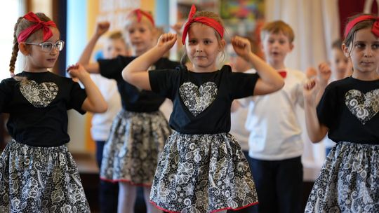 Roztańczone przedszkolaki dały popis na scenie. ZDJĘCIA