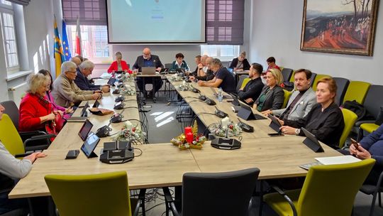 Rzutem na taśmę podjęto ostatnie decyzje finansowe w 2025 roku Rzutem na taśmę podjęto ostatnie decyzje finansowe w 2025 roku