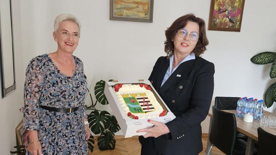 Sabina Nowosielska wręczyła słodką nagrodę dla Zawiercia za wyższą frekwencję w wyborach