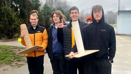 Sami wykonali drapaki dla kotów i przekazali je na rzecz schroniska dla zwierząt. ZDJĘCIA Sami wykonali drapaki dla kotów i przekazali je na rzecz schroniska dla zwierząt. ZDJĘCIA