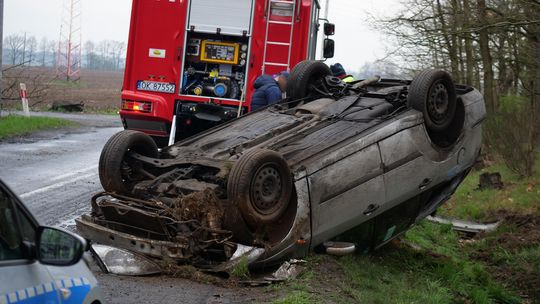 Samochód dachował między Kłodnicą a Januszkowicami